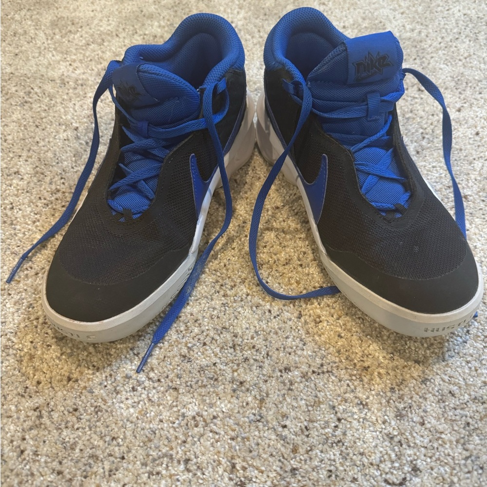 Nike Hustle kids basketball sneakers 5.5